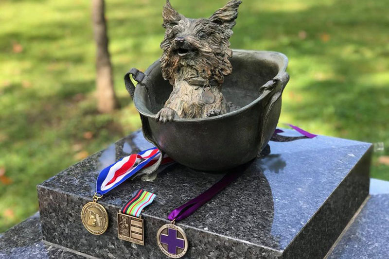 Statue of Smoky the war dog