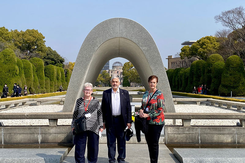 Leigh Gilbert and RSL Australia President Greg Melick at Hiroshima Peace Park